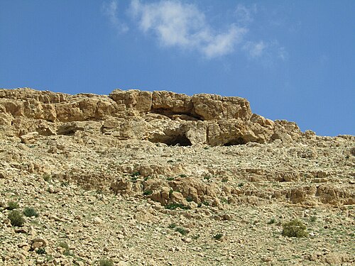 caves along Wadi Malaqi